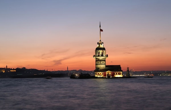İstanbul Boğazı'nda küçücük bir adanın üzerine inşa edilmiş olan Kız Kulesi, İstanbul'un en dikkat çeken yapılarından biri.