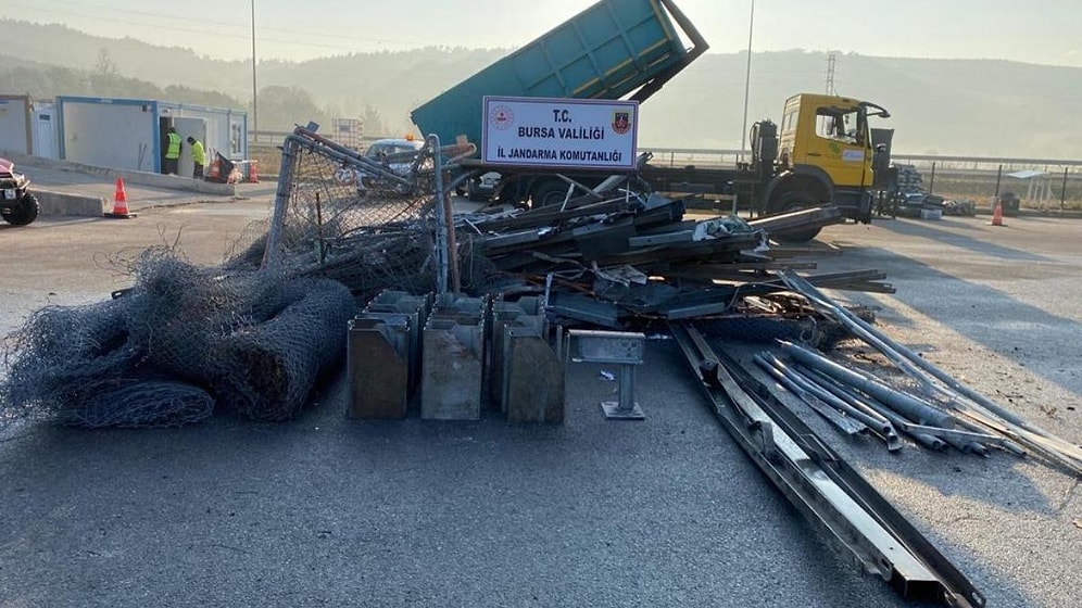 İstanbul-İzmir Otoyolu'nun Bariyerlerini Kesip Çaldılar: 3 Kişi Tutuklandı