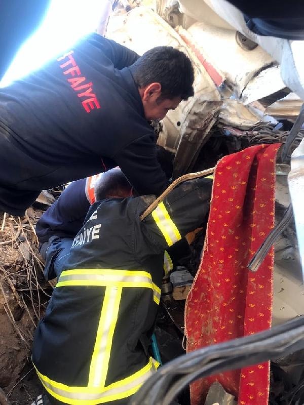 Devrilen TIR’da sürücü Şaban ile oğlu İsmail Çini sıkıştı. İtfaiye ekipleri, baba ve oğlu sıkıştıkları yerden çıkardı. Ancak sağlık ekiplerinin ilk kontrolünde, sürücü Şaban Çini’nin hayatını kaybettiği belirlendi.