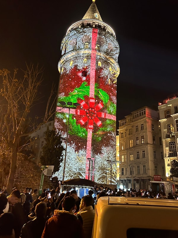 Video mapping gösterisinin sonunda Türk bayrağı Galata Kulesi’ne yansıtıldı. Video mapping gösterisi belirli aralıklarla tekrar Galata Kulesi’ne yansıtılacak.