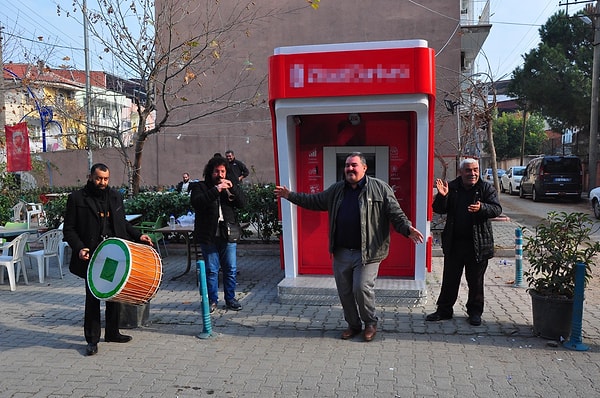 Barbaros Mahallesi Muhtarı Siyami Alak ve mahalle halkı, davul zurna eşliğinde göbek attı