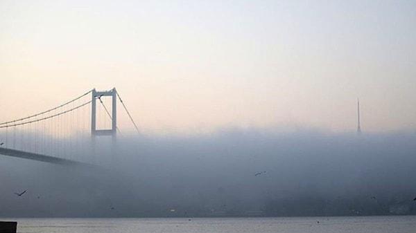 İstanbul'da yılbaşı sabahı etkili olan yoğun sis nedeniyle, İstanbul Boğazı çift yönlü olarak gemi trafiğine kapatıldı.