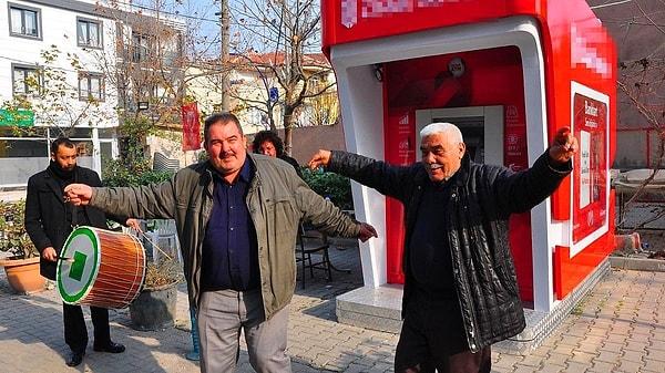 Manisa Barbaros Mahallesi'ne kurulan ATM cihazını, mahalle halkı davul zurna eşliğinde göbek atarak kutladı.