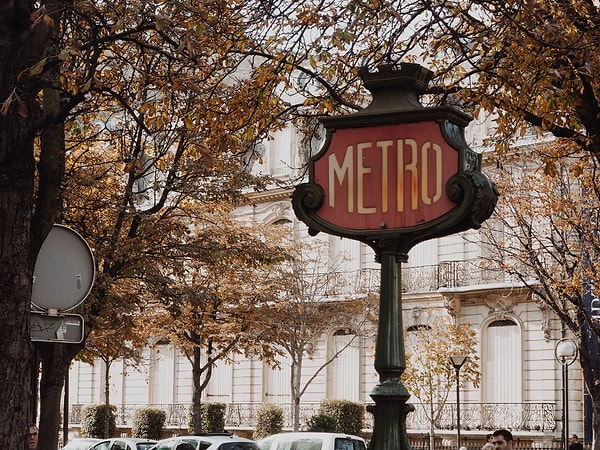 5. "Paris metrosunda üç adam tarafından cüzdanım çalındı. Her zaman cüzdanımın çalınmasından korkarım, o yüzden hep kontrol ederim..."