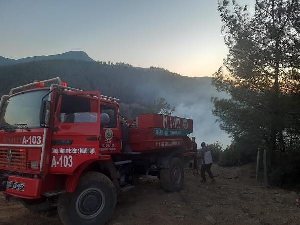 Bölgeye ulaşan ekipler, tazyikli suyla müdahaleye başladı. Yangının büyüme riskine karşı, çevredeki kentlerden takviye ekipler de yönlendirildi. 5 arazöz ve 4 su tankeri ile müdahale edilen yangın, 5 saat süren çalışma sonucu kontrol altına alındı.