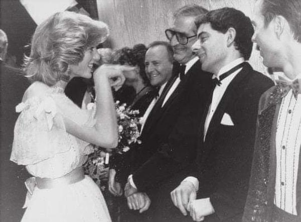 1. Prenses Diana, Mr. Bean'i canlandıran ünlü oyuncu ve komedyen Rowan Atkinson ile tanışıyor. (1984)