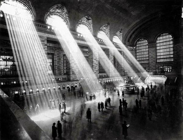 2. Artık böyle bir manzara görmek çok zor çünkü dışarıdaki binalar güneşi gölgeliyor... New York, Grand Central Terminali. (1929)