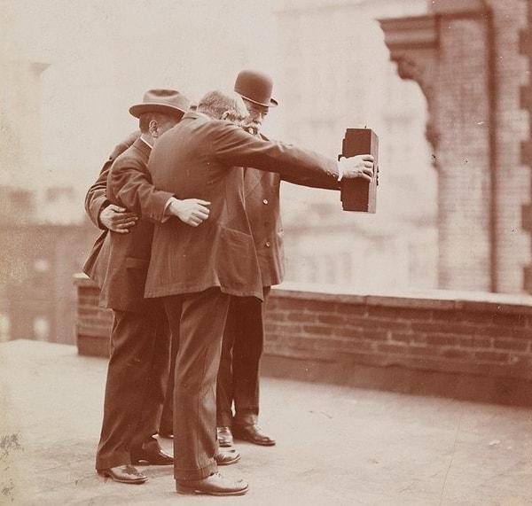 3. 1920 yılında tarihin ilk selfiesini çeken üç adam.