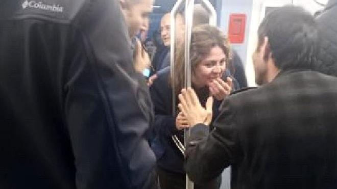Kafası Metroda Tutunma Demirine Sıkıştı, Demiri Keserek Kurtardılar