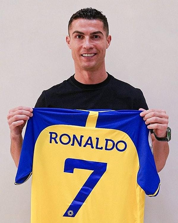 Dünya Kupası'nı kulüpsüz tamamlayan Cristiano Ronaldo, Suudi Arabistan ekiplerinden Al Nassr ile sözleşme imzaladı.