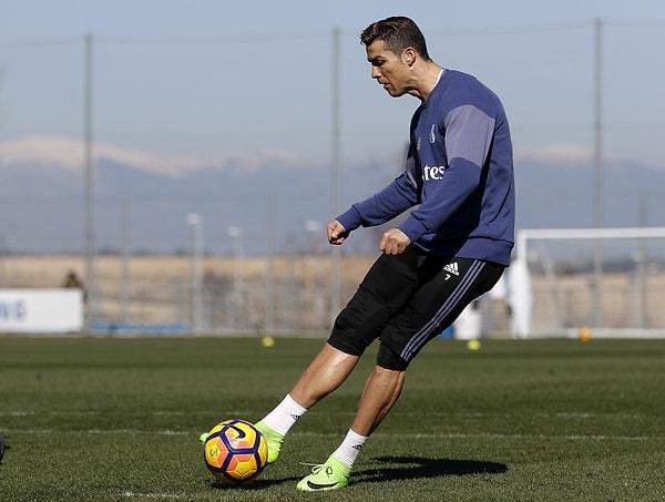 Cristiano Ronaldo imza atacağı son dakikaya kadar Real Madrid'den teklif bekledi fakat o arama hiç gerçekleşmedi.