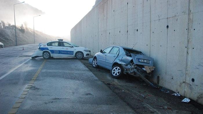 Buzlu Yolda Kayan Araba, Ekip Aracına Çarptı: 2 Polis Yaralandı
