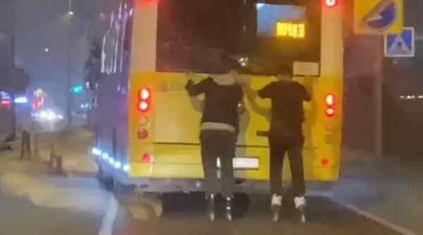 Olay, akşam saatlerinde Pendik'te meydana geldi. Patenli iki gencin seyir halindeki İETT otobüsünün arkasına tutunarak ilerledi