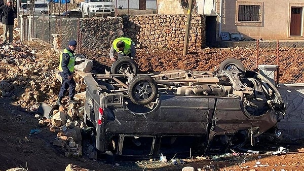 Mardin'in Ömerli ilçesinde kontrolden çıkan servis aracının şarampole yuvarlanması sonucunda ilk belirlemelere göre 6 kişi öldü, 5 kişi yaralandı.