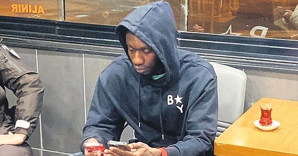 Mbay Diagne mekana girerken şoförüne beklemesini söyledi fakat içeride saatlerce kaldı. Diagne mekandan ayrıldığında ise ne arabası ne de şoförü ortadaydı.