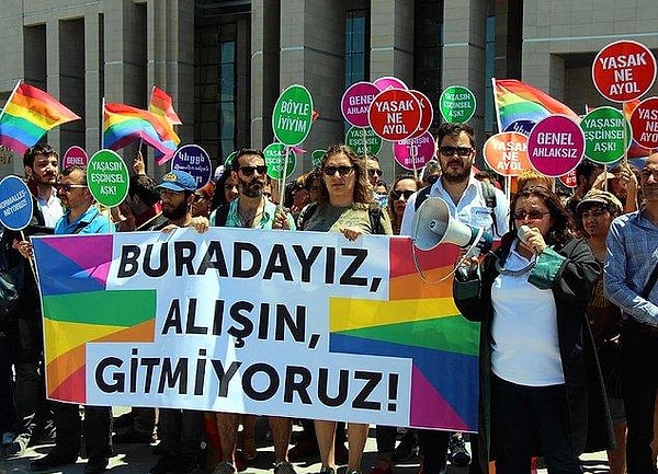 Günümüzde LGBTQA+ bireyler, maalesef ki hala yalnızca kendi cinsiyet kimliklerinden dolayı pek çok zorluk yaşıyor.