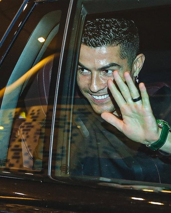 Anlaşmaya göre Ronaldo; 2 yıl tamamen ücretsiz uçuş hakkı, 1 adet özel zırhlı jip araç, 1 adet özel zırhlı spor araba, maç ve gol başına ayrı ayrı 200 bin euro ve 2 villa maddeleri olan sözleşmeye imza attı.
