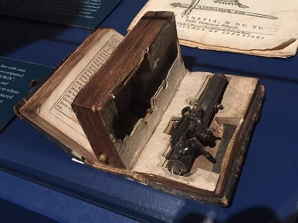 7. XVII. Yüzyılda Venedik Doge Francesco Morosini'ye ait olan bir silaha bakıyorsunuz 👇
