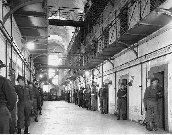 14. Nürnberg Duruşmaları sırasında mahkumları 24 saat gözetlemekle görevlendirilen Amerikalı gardiyanlar 👇