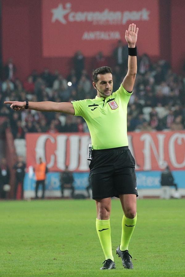 90+8' Antalyaspor'un Fredy ile bulduğu gol ofsayt nedeniyle iptal edildi. Maç 2-1 Fenerbahçe'nin üstünlüğüyle sona ererken hakem Kadir Sağlam'ın verdiği kararlar çok konuşuldu.