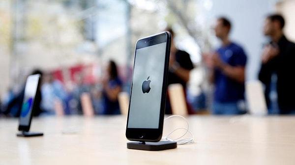 Apple'ın hisse değerindeki düşüşte, şirketin Çin'deki fabrikasındaki Covid-19 kısıtlamaları nedeniyle iPhone arzıyla ilgili artan endişelerin etkili olduğu ifade edildi.