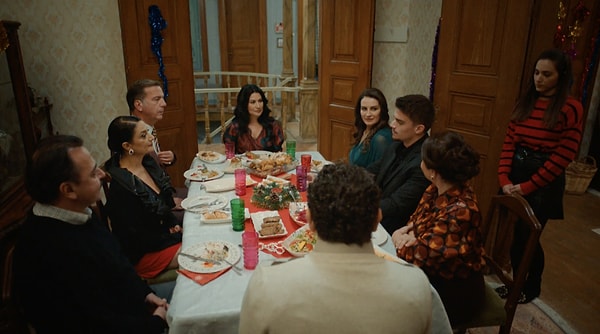 Nesrinlerin evinde düzenlenen aile yemeğinde Rüçhan, Sevilay ve Mustafa'yı görünce çok şaşırıyor. Yemekte yaşanan sessiz gerginlik, Mustafa'nın yeni hamleleri ile Somer ve Türkan'ı da etkileyecek gibi görünüyor.