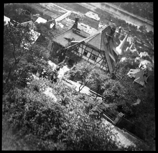 Güvercinlerle yapılan deneyler, Neubronner'ın ölümünden sonra da devam etti. 1931'de Alman Ordusu, uçuş başına 200 fotoğraf çekebilen kameralarla test yaptı.