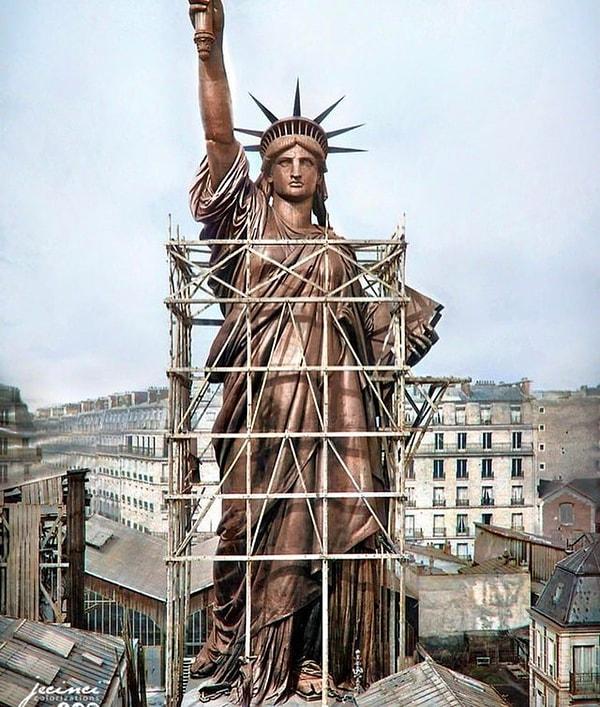 4. Demonte edilip New York'a gönderilmeden önce Paris'in üzerinde yükselen Özgürlük Heykeli - 1886: