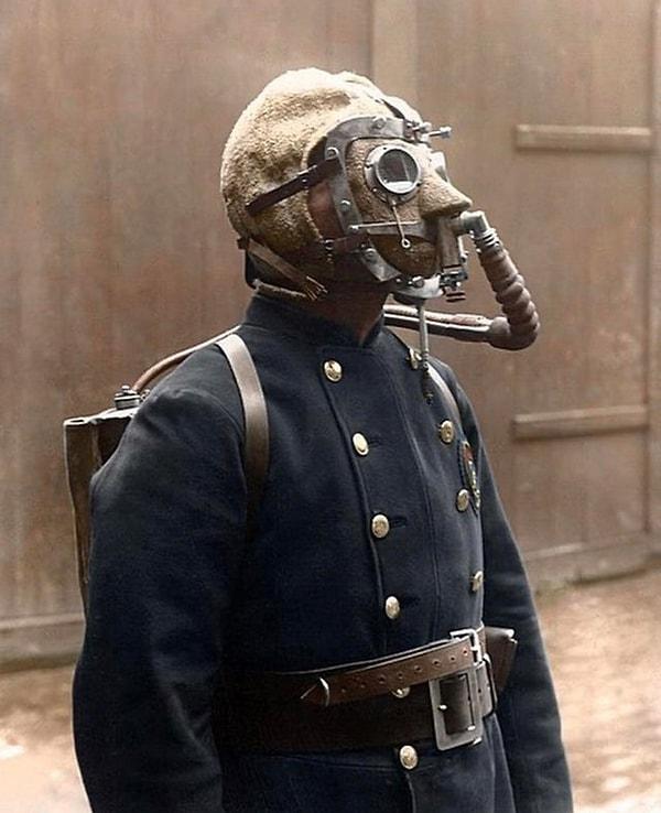 8. Londra'da maskeli bir itfaiyeci - 1908: