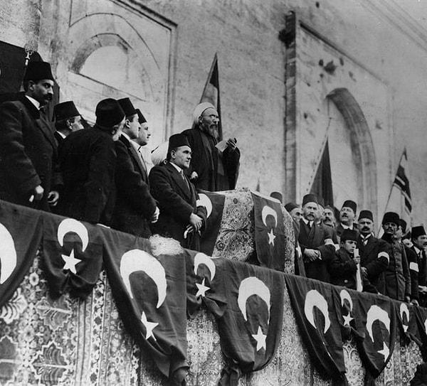 20. Osmanlı Şeyhülislamı Ürgüplü Mustafa Hayri Efendi, İstanbul'da Fatih Camii önünde konuşma yaparken - 14 Kasım 1914: