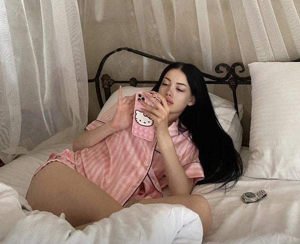 Cansel'in Instagram hesabına bakınca tek bir şey anlıyorsunuz, kendisi tam bir pembe aşığı. Pijamasından telefon kabına...
