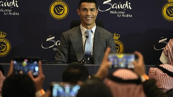 Ronaldo, bu sözlerinin ardından büyük bir gafa imza attı. Suudi Arabistan'a transfer olan yıldız isim, yaptığı açıklamada Güney Afrika'da olmaktan dolayı mutlu olduğunu ifade etti.
