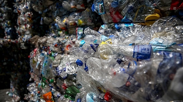 Hatta bazılarımız da plastik kullanımını en azda indirgemeye çalışıyor ve zaten halihazırda zarar verdiğimiz bu gezegeni korumaya çalışıyoruz.