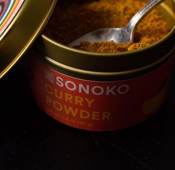 Köri, eski Portekiz Ginesi veya Britanya Gambiyası'ndan gelmiş olabileceği için Batı Afrika'da da seviliyor. Ayrıca köri merakı Japonya'da da başladı. Japanese Home Cooking'in yazarı Sonoko Sakai, "Japon körisi Japonya'nın ulusal yemeği olarak belirlendi." diyor.
