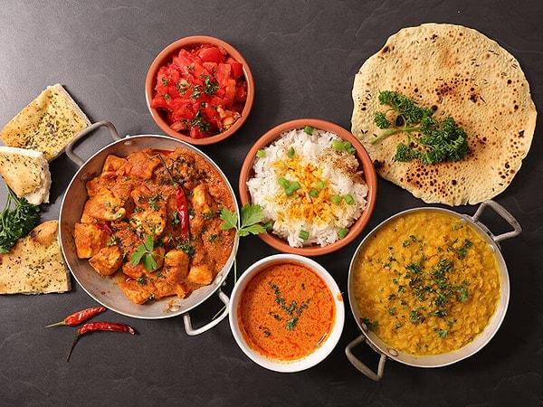 Bugün Britanya'da, sekiz Michelin yıldızlı Hint restoranı var ve aşçıları Hint yemekleri için kendi baharat karışımlarını yapıyor.  New York şehrinde Amerika'nın en ünlü restoranlarından biri olan Dhamaka'nın menüsünde ise hiç köri kelimesi geçmiyor. Ama köri aslında her yerde kullanılıyor.