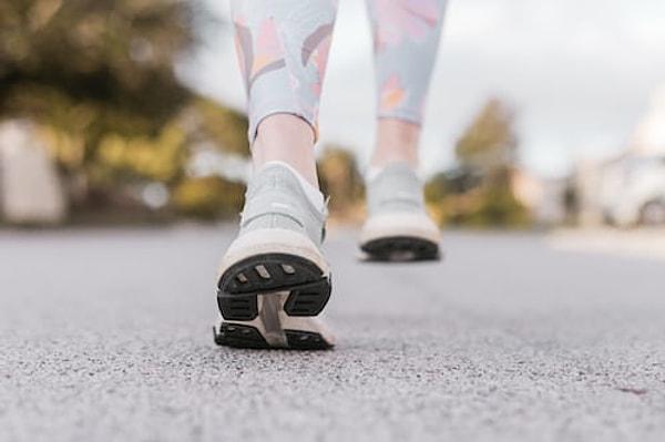 Yürümek denince de hedef belli: Günde 10 bin adım! Hiç spor yapmayan biri için 10 bin adımla başlamak çok korkutucu gelebilir.