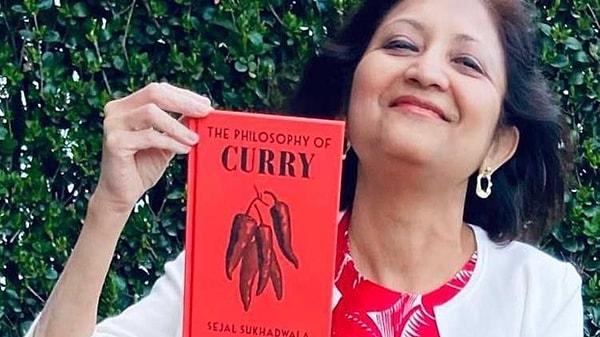 Belki de bu yüzden Londralı yemek yazarı Sejal Sukhadwala konuyla ilgili kitabına Köri Felsefesi adını verdi. Elbette kafa karışıklığının çoğu, köri kelimesinin Hindistan'ı sömüren ve emperyalist bir güç olan Britanya tarafından başka bir kültürdeki yemekleri tanımlamasından geliyor.