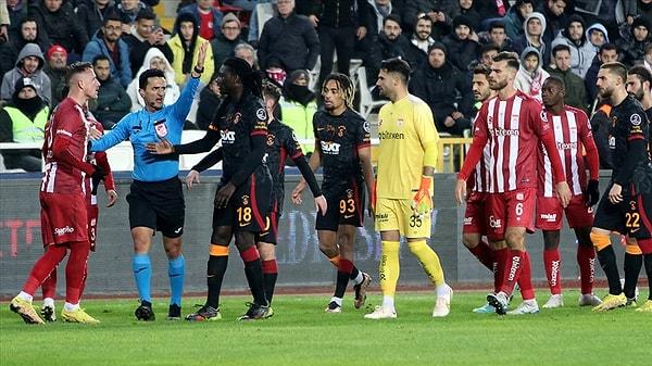 Sivasspor - Galatasaray karşılaşmasının pozisyonlarının hala tartışıldığı anlarda Gaziantep FK - Beşiktaş maçında yaşananlar gündem oldu.