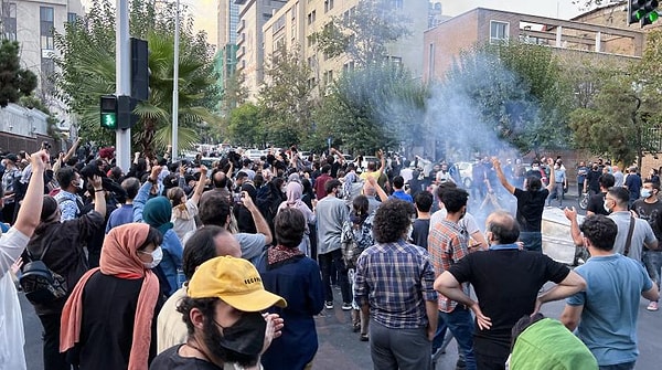 Yüzlerce protestocu hayatını kaybetti