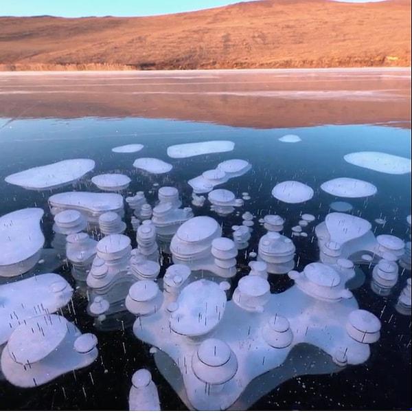 13. Baykal Gölü'nde metan hidrat baloncuklarının oluşturduğu manzara...