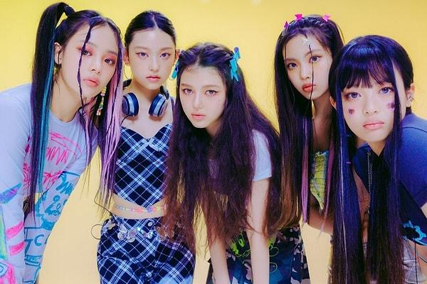 Minji, Hanni, Danielle, Haerin ve Hyein isimli beş üyeden oluşan grubun yaş ortalaması epey genç! En büyük üyenin 18, en küçüğünün ise 14 yaşında olduğu grup oldukça renkli konseptler ve şarkılara sahip.