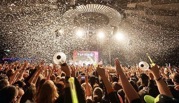 Поп-музыка Южной Кореи, так называемая K-Pop, как вы знаете, за последние годы сумела завоевать внимание всего мира благодаря красочным сценическим шоу, зажигательным песням и привлекательным исполнителям.