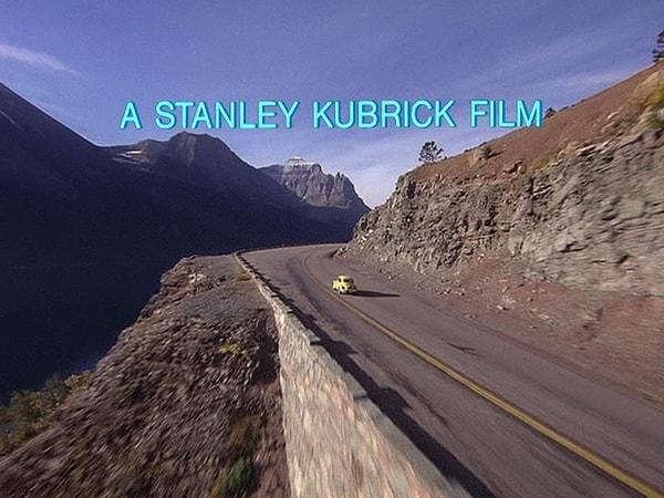 Kubrick filmin başlangıcında ailenin içerisinde bulunduğu arabayı kitaptakinin aksine kırmızı değil sarı olarak renk kullanır ve aile yolda giderken kırmızı bir aracın kaza yaptığı gösterilir.