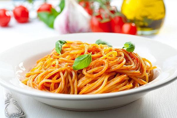 Spagetti, İtalyan kökenli olarak en ince ve uzun makarnadır. Doğru haşlama süresi ile yanmaz ve dibi tutmaz, harika soslar eşliğinde tüketilir. Her sos spagettiyle uyum içindedir ama salçayla başka güzel.