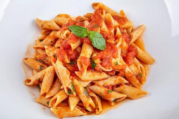 Penne, İtalyanca "Penne Rigate" diye telaffuz edilir. İçi boş yapısı gereği kremalı, domatesli soslar penneye çok yakışır.