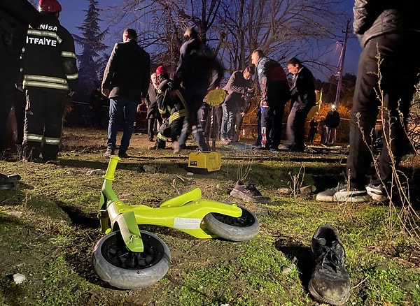 2 yaşındaki Batu Demir, oyun oynadığı sırada 50 metre derinliğindeki kuyuya düştü. Oğlu Batu Demir'i kuyuya düşmek üzereyken tutmaya çalışan 35 yaşındaki baba Aytuğ Demir de oğluyla beraber kuyuya düştü