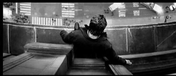 5. L'appel du vide - мысли о саморазрушении, которые промелькают в нашей голове на долю секунды, такие как свернуть на встречную полосу или спрыгнуть с обрыва, даже если вы не собираетесь этого делать. Буквальный перевод с французского - зов пустоты.