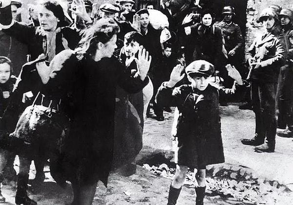 7. Silahlı bir Nazi askerinin önünde teslim olan Yahudi bir çocuğun zaman içinde soykırımın simgesi haline gelen o fotoğrafı👇