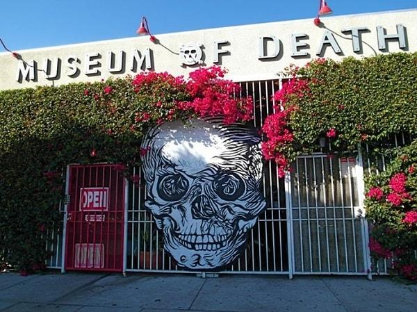 8. Hollywood Bulvarı'nda yer alan bir müze olan "Museum of Death" yani Ölüm Müzesi, insanları hayatta olduğu için mutlu etmek amacıyla kuruldu.