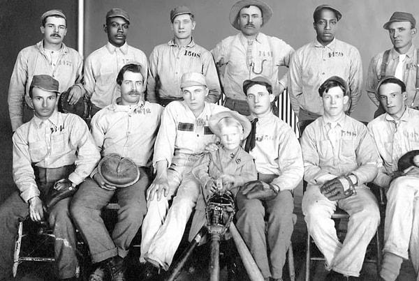 14. 1910 yılında idam mahkumlarından oluşturulan bir beyzbol takımı vardı. İdamları, takım maç kazandığı sürece erteleniyordu.